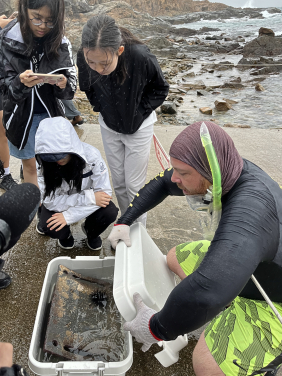 Phil Thompson 博士與他剛從海中回收的海洋生物採樣器。